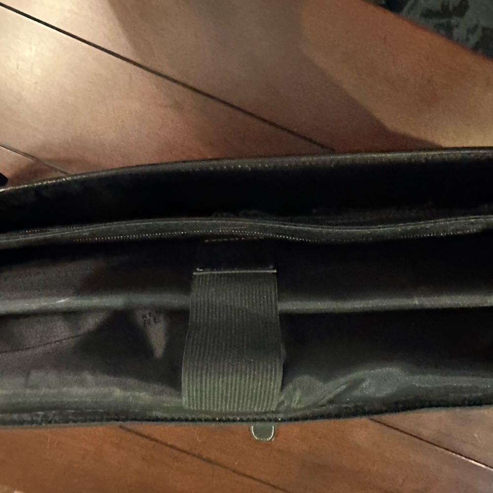 Kenneth Cole Reaction black leather laptop bag. - Picture 3 of 7